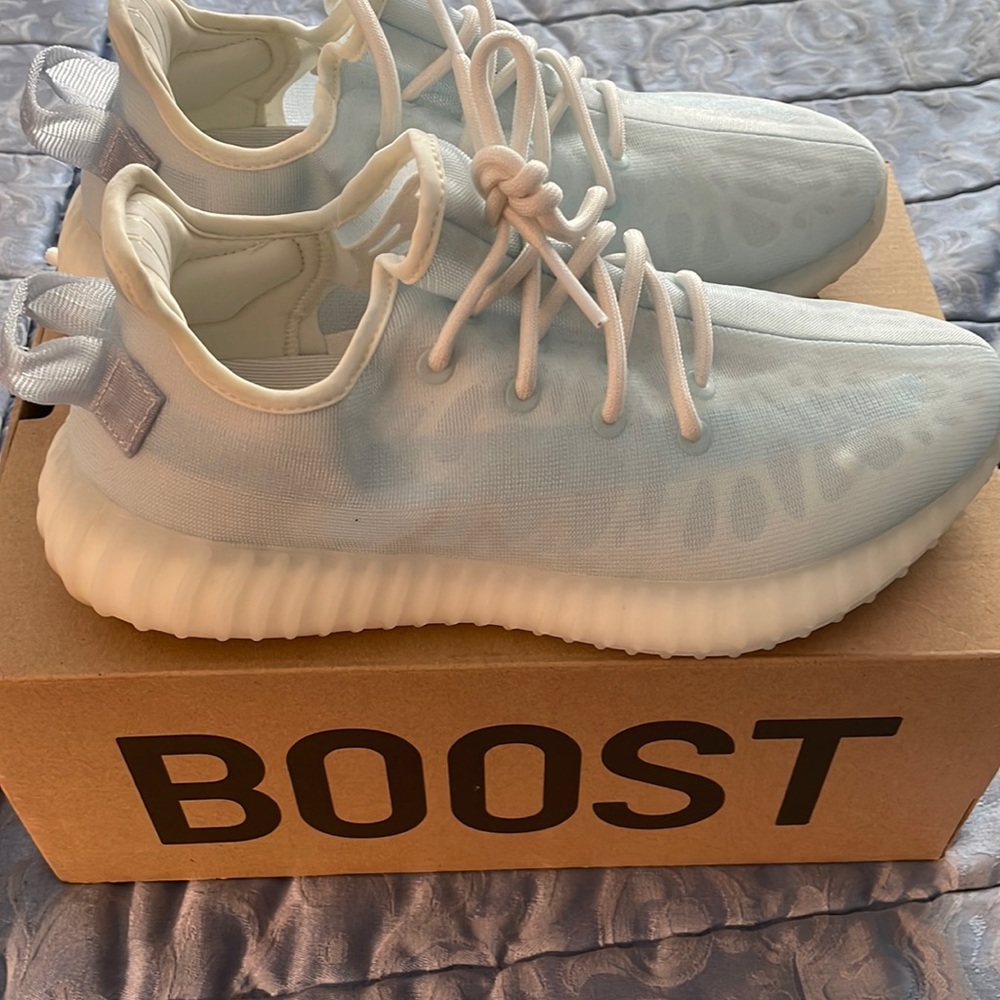 Yeezy Boost 350 V2 “Mono Ice” worn once but too small. In very good condition.